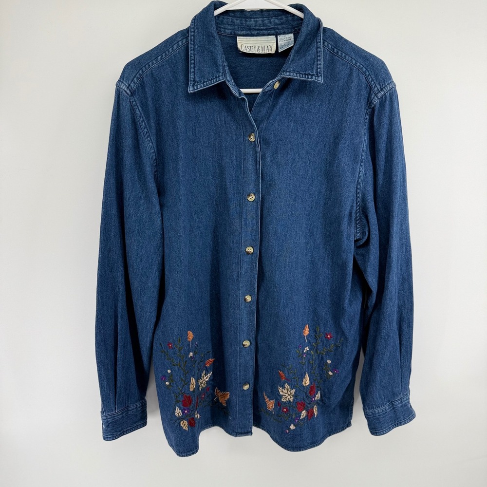 Vtg Casey & Max Womens Blue‎ Denim Embroidered Floral Button Down Shirt Size M